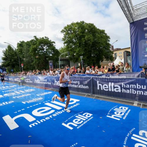29.06.2025 - hella hamburg halbmarathon Zöllner http://msf.ph/oto/8408432 29.06.2025 10:17:59 Ziel 14932, 15166 meine-sportfotos.de