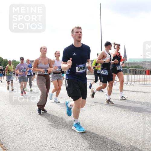 29.06.2025 - hella hamburg halbmarathon Lena Gebhardt http://msf.ph/oto/8408452 29.06.2025 10:41:32 Lombardsbrücke 1536, 3623, 1209, 8586, 6894, 3532, 353, 143, 1314, 1509, 1536, 1542, 1623, 1712, 1731, 2153, 2229, 2258, 2805, 3344, 3532, 3533, 3623, 4412, 4415, 4541, 4610, 4638, 4787, 5086, 5225, 5432, 5688, 5689, 5928, 5942, 6088, 6250, 6320, 6450, 6474, 6618, 6793, 6894, 7022, 7023, 7477, 7661, 7821, 7829, 7968, 8004, 8162, 8163, 8293, 8300, 8301, 8385, 8443, 8586, 8751, 8769, 8848, 8878, 8897, 8992, 9588, 9962, 10181, 10269, 10348, 10407, 10483, 10835, 11011, 11166 meine-sportfotos.de