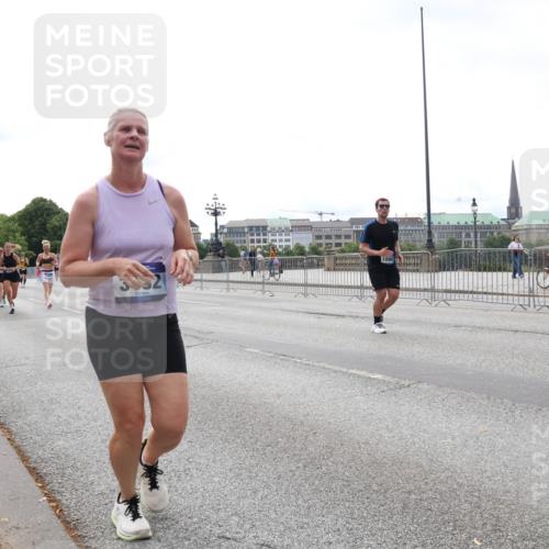 29.06.2025 - hella hamburg halbmarathon Lena Gebhardt http://msf.ph/oto/8408474 29.06.2025 10:24:48 Lombardsbrücke 1512, 1090, 1064, 1352, 1395, 1740, 2108, 2132, 2249, 2280, 2477, 2944, 3053, 3099, 3113, 3132, 3421, 3786, 4008, 4010, 4111, 4162, 4221, 4444, 4464, 5126, 5138, 5829, 5830, 6261, 6478, 6570, 7778, 7975, 9573, 10907, 11400, 11651, 11816, 11817, 12070, 12303, 13111, 13113, 13380, 13573, 13638, 14143, 14649, 14898, 15124, 15153, 15942, 15975, 17185, 17535, 17954, 18194, 18198 meine-sportfotos.de
