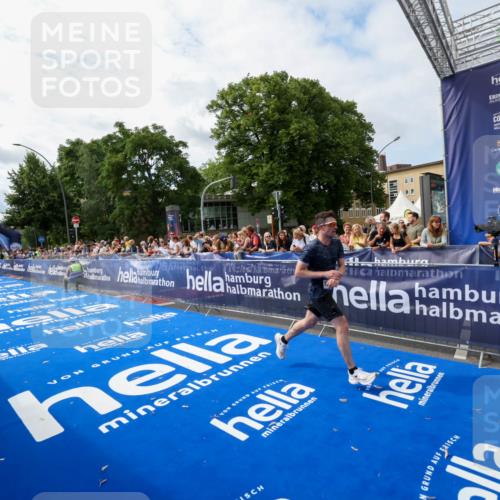 29.06.2025 - hella hamburg halbmarathon Zöllner http://msf.ph/oto/8408501 29.06.2025 10:18:01 Ziel 15166, 19072 meine-sportfotos.de