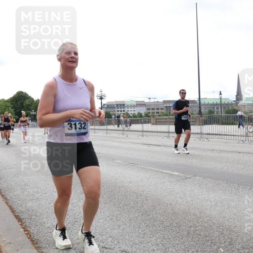 29.06.2025 - hella hamburg halbmarathon Lena Gebhardt http://msf.ph/oto/8408503 29.06.2025 10:24:48 Lombardsbrücke 3132, 1090, 15124, 1064, 1352, 1395, 1740, 2108, 2132, 2249, 2280, 2477, 2944, 3053, 3099, 3113, 3132, 3421, 3786, 4008, 4010, 4111, 4162, 4221, 4444, 4464, 5126, 5138, 5829, 5830, 6261, 6478, 6570, 7778, 7975, 9573, 10907, 11400, 11651, 11816, 11817, 12070, 12303, 13111, 13113, 13380, 13573, 13638, 14143, 14649, 14898, 15124, 15153, 15942, 15975, 17185, 17535, 17954, 18194, 18198 meine-sportfotos.de