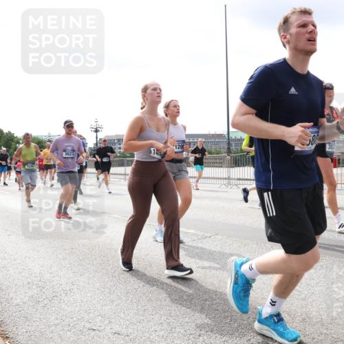 29.06.2025 - hella hamburg halbmarathon Lena Gebhardt http://msf.ph/oto/8408515 29.06.2025 10:41:33 Lombardsbrücke 1536, 3623, 11166, 14, 120, 586, 3533, 1314, 1509, 1536, 1542, 1623, 1712, 1731, 2153, 2229, 2258, 2805, 3344, 3532, 3533, 3623, 4412, 4415, 4541, 4610, 4638, 4787, 5086, 5225, 5432, 5688, 5689, 5928, 5942, 6088, 6250, 6320, 6450, 6474, 6618, 6793, 6894, 7022, 7023, 7477, 7661, 7821, 7968, 8004, 8162, 8163, 8293, 8300, 8301, 8385, 8443, 8586, 8751, 8769, 8848, 8878, 8897, 8992, 9588, 9962, 10181, 10269, 10348, 10407, 10483, 10835, 11011, 11166 meine-sportfotos.de