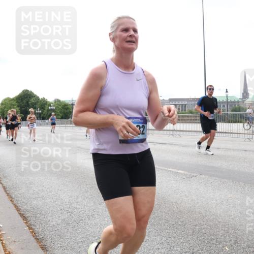 29.06.2025 - hella hamburg halbmarathon Lena Gebhardt http://msf.ph/oto/8408527 29.06.2025 10:24:48 Lombardsbrücke 32, 1064, 1352, 1395, 1740, 2108, 2132, 2249, 2280, 2477, 2944, 3053, 3099, 3113, 3132, 3421, 3786, 4008, 4010, 4111, 4162, 4221, 4444, 4464, 5126, 5138, 5829, 5830, 6261, 6478, 6570, 7778, 7975, 9573, 10907, 11400, 11651, 11816, 11817, 12070, 12303, 13111, 13113, 13380, 13573, 13638, 14143, 14649, 14898, 15124, 15153, 15942, 15975, 17185, 17535, 17954, 18194, 18198 meine-sportfotos.de