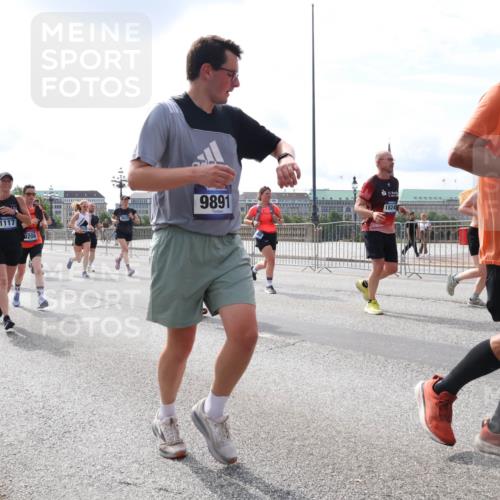 29.06.2025 - hella hamburg halbmarathon Lena Gebhardt http://msf.ph/oto/8408538 29.06.2025 10:16:52 Lombardsbrücke 6941, 1117, 3208, 9891, 18245, 3088, 1117, 1137, 1240, 1244, 1298, 1331, 1348, 1403, 1553, 1602, 1825, 2225, 2347, 2908, 2912, 3030, 3088, 3156, 3176, 3210, 3450, 3484, 3622, 3687, 4478, 5036, 5037, 5929, 5930, 5995, 6024, 6328, 6488, 6742, 6941, 6948, 7114, 7115, 7158, 7257, 7345, 7358, 7360, 7376, 7924, 7928, 8263, 8295, 8317, 8513, 8619, 8707, 8847, 8857, 8983, 9091, 9208, 9332, 9492, 9664, 9676, 9810, 10076, 10232 meine-sportfotos.de