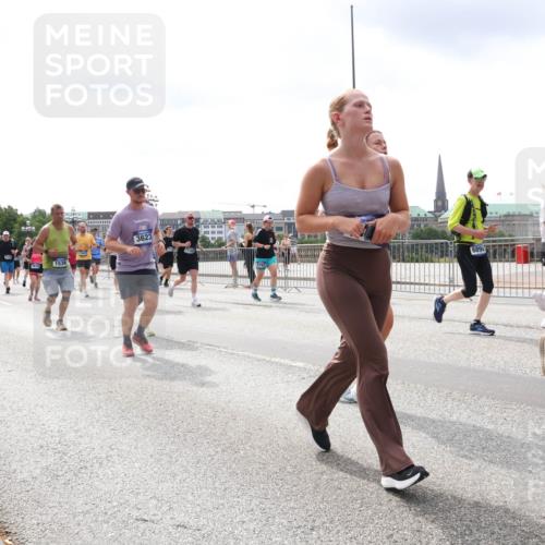 29.06.2025 - hella hamburg halbmarathon Lena Gebhardt http://msf.ph/oto/8408548 29.06.2025 10:41:33 Lombardsbrücke 1536, 3623, 793, 1337, 353, 3532, 1314, 1509, 1536, 1542, 1623, 1712, 1731, 2153, 2229, 2258, 2805, 3344, 3532, 3533, 3623, 4412, 4415, 4541, 4610, 4638, 4787, 5086, 5225, 5432, 5688, 5689, 5928, 5942, 6088, 6250, 6320, 6450, 6474, 6618, 6793, 6894, 7022, 7023, 7477, 7661, 7821, 7968, 8004, 8162, 8163, 8293, 8300, 8301, 8385, 8443, 8586, 8751, 8769, 8848, 8878, 8897, 8992, 9588, 9962, 10181, 10269, 10348, 10407, 10483, 10835, 11011, 11166 meine-sportfotos.de