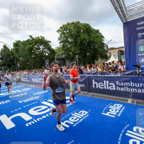 29.06.2025 - hella hamburg halbmarathon Zöllner http://msf.ph/oto/8408550 29.06.2025 10:43:17 Ziel 1675, 7026, 7093, 10099, 10251, 11177, 12153, 15706, 16314, 16997, 18304 meine-sportfotos.de