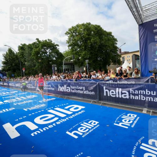 29.06.2025 - hella hamburg halbmarathon Zöllner http://msf.ph/oto/8408580 29.06.2025 10:18:07 Ziel 19072 meine-sportfotos.de