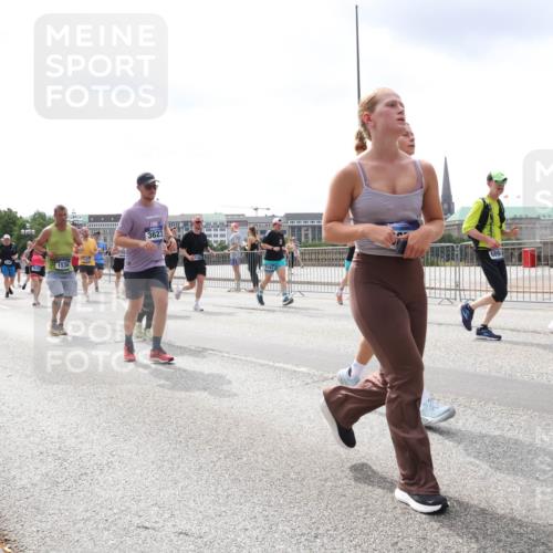 29.06.2025 - hella hamburg halbmarathon Lena Gebhardt http://msf.ph/oto/8408583 29.06.2025 10:41:33 Lombardsbrücke 1536, 3623, 13, 353, 353, 353, 1314, 1509, 1536, 1542, 1623, 1712, 1731, 2153, 2229, 2258, 2805, 3344, 3532, 3533, 3623, 4412, 4415, 4541, 4610, 4638, 4787, 5086, 5225, 5432, 5688, 5689, 5928, 5942, 6088, 6250, 6320, 6450, 6474, 6618, 6793, 6894, 7022, 7023, 7477, 7661, 7821, 7968, 8004, 8162, 8163, 8293, 8300, 8301, 8385, 8443, 8586, 8751, 8769, 8848, 8878, 8897, 8992, 9588, 9962, 10181, 10269, 10348, 10407, 10483, 10835, 11011, 11166 meine-sportfotos.de