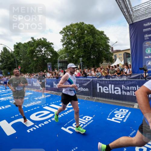 29.06.2025 - hella hamburg halbmarathon Zöllner http://msf.ph/oto/8408585 29.06.2025 10:43:19 Ziel 1675, 3109, 3124, 3146, 7026, 7093, 10099, 15706, 16314, 16997, 18304 meine-sportfotos.de