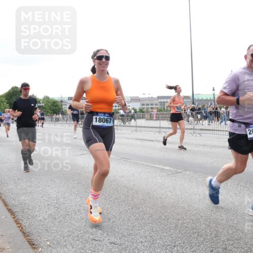 29.06.2025 - hella hamburg halbmarathon Lena Gebhardt http://msf.ph/oto/8408589 29.06.2025 10:50:43 Lombardsbrücke 18067, 20372, 15, 1129, 1208, 1259, 1828, 1930, 2047, 2200, 2358, 2859, 3184, 3203, 3229, 3647, 3680, 3710, 3805, 3838, 3897, 4168, 4642, 4695, 4771, 4848, 4961, 5119, 5131, 6178, 6680, 7133, 7141, 7161, 7505, 7677, 7825, 7938, 8200, 8299, 8779, 8833, 8834, 8986, 9096, 9168, 9933, 10029, 10286, 10437, 10552, 10614, 10636, 10744, 11426, 11577, 11696, 12392, 12393, 13887, 14102, 14144, 14534, 14591, 14940, 15017, 15230, 15416 meine-sportfotos.de