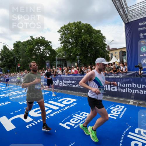 29.06.2025 - hella hamburg halbmarathon Zöllner http://msf.ph/oto/8408594 29.06.2025 10:43:19 Ziel 1675, 3109, 3124, 3146, 7026, 7093, 10099, 15706, 16314, 16997, 18304 meine-sportfotos.de