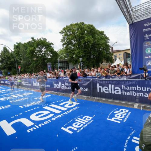 29.06.2025 - hella hamburg halbmarathon Zöllner http://msf.ph/oto/8408610 29.06.2025 10:43:20 Ziel 1675, 3109, 3124, 3146, 7093, 10099, 15706, 15921, 16314, 16997, 18274, 18304 meine-sportfotos.de