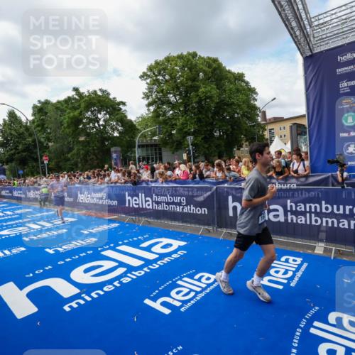 29.06.2025 - hella hamburg halbmarathon Zöllner http://msf.ph/oto/8408619 29.06.2025 10:43:21 Ziel 1675, 3109, 3124, 3146, 10099, 15921, 16314, 16997, 18274, 18304 meine-sportfotos.de