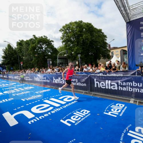 29.06.2025 - hella hamburg halbmarathon Zöllner http://msf.ph/oto/8408621 29.06.2025 10:18:08 Ziel 17786, 19072 meine-sportfotos.de