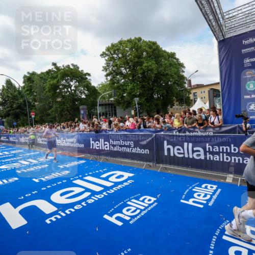 29.06.2025 - hella hamburg halbmarathon Zöllner http://msf.ph/oto/8408628 29.06.2025 10:43:21 Ziel 1675, 3109, 3124, 3146, 10099, 15921, 16314, 16997, 18274, 18304 meine-sportfotos.de