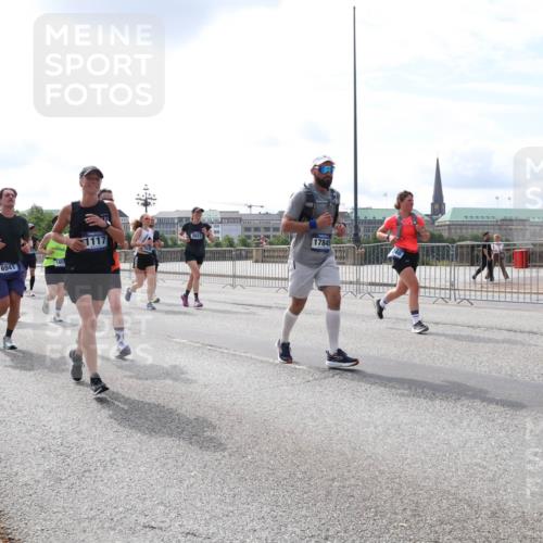 29.06.2025 - hella hamburg halbmarathon Lena Gebhardt http://msf.ph/oto/8408648 29.06.2025 10:16:52 Lombardsbrücke 6941, 160, 1117, 17845, 25, 18245, 1117, 1137, 1240, 1244, 1298, 1331, 1348, 1403, 1553, 1602, 1825, 2225, 2347, 2908, 2912, 3030, 3088, 3156, 3176, 3210, 3450, 3484, 3622, 3687, 4478, 5036, 5037, 5929, 5930, 5995, 6024, 6328, 6488, 6742, 6941, 6948, 7114, 7115, 7158, 7257, 7345, 7358, 7360, 7376, 7924, 7928, 8263, 8295, 8317, 8513, 8619, 8707, 8847, 8857, 8983, 9091, 9208, 9332, 9492, 9664, 9676, 9810, 10076, 10232 meine-sportfotos.de