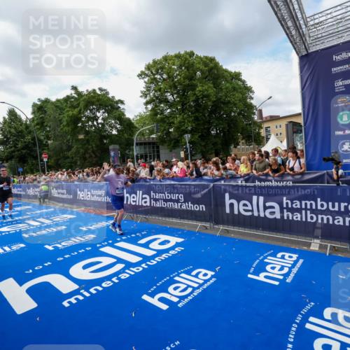 29.06.2025 - hella hamburg halbmarathon Zöllner http://msf.ph/oto/8408654 29.06.2025 10:43:22 Ziel 3109, 3124, 3146, 10099, 13348, 15921, 16314, 16720, 16997, 18274, 18987 meine-sportfotos.de