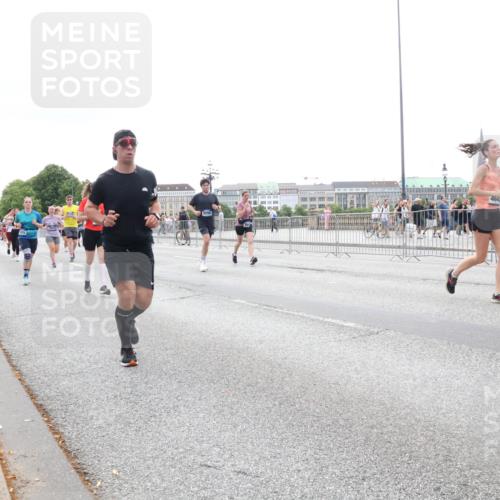 29.06.2025 - hella hamburg halbmarathon Lena Gebhardt http://msf.ph/oto/8408658 29.06.2025 10:50:44 Lombardsbrücke 464, 1129, 1208, 1259, 1828, 1930, 2047, 2200, 2358, 2859, 3184, 3203, 3229, 3647, 3680, 3710, 3805, 3838, 3897, 4168, 4642, 4695, 4771, 4848, 4961, 5119, 5131, 6178, 7133, 7141, 7161, 7505, 7677, 7825, 7938, 8200, 8299, 8779, 8833, 8834, 8986, 9096, 9168, 9933, 10029, 10286, 10437, 10552, 10614, 10636, 10744, 11426, 11577, 11696, 12392, 12393, 13887, 14102, 14534, 14591, 14940, 15017, 15230, 15416 meine-sportfotos.de