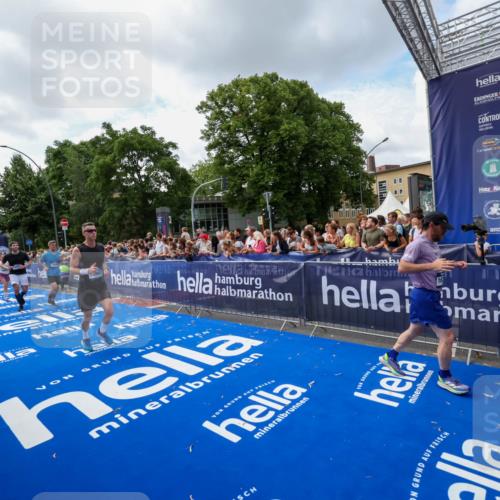 29.06.2025 - hella hamburg halbmarathon Zöllner http://msf.ph/oto/8408661 29.06.2025 10:43:23 Ziel 2653, 3109, 3124, 3146, 10099, 13348, 15921, 16314, 16720, 16997, 18274, 18987, 19009 meine-sportfotos.de