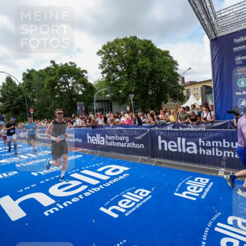 29.06.2025 - hella hamburg halbmarathon Zöllner http://msf.ph/oto/8408668 29.06.2025 10:43:23 Ziel 2653, 3109, 3124, 3146, 10099, 13348, 15921, 16314, 16720, 16997, 18274, 18987, 19009 meine-sportfotos.de