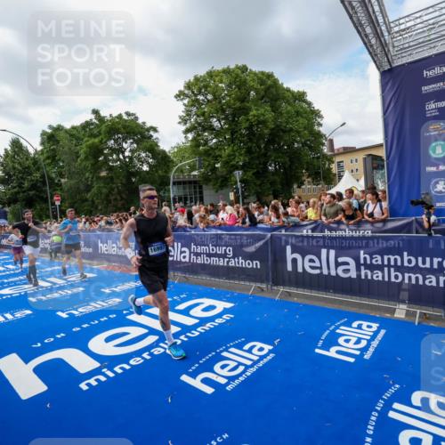 29.06.2025 - hella hamburg halbmarathon Zöllner http://msf.ph/oto/8408675 29.06.2025 10:43:24 Ziel 2653, 3109, 3124, 3146, 10099, 10237, 13348, 15921, 16314, 16720, 16997, 17391, 18274, 18987, 19009, 19051 meine-sportfotos.de