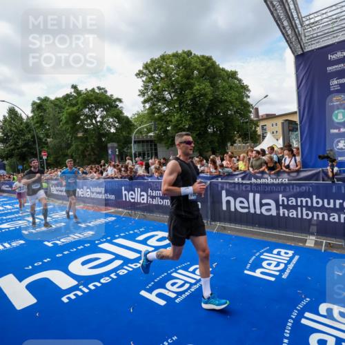 29.06.2025 - hella hamburg halbmarathon Zöllner http://msf.ph/oto/8408683 29.06.2025 10:43:24 Ziel 2653, 3109, 3124, 3146, 10099, 10237, 13348, 15921, 16314, 16720, 16997, 17391, 18274, 18987, 19009, 19051 meine-sportfotos.de