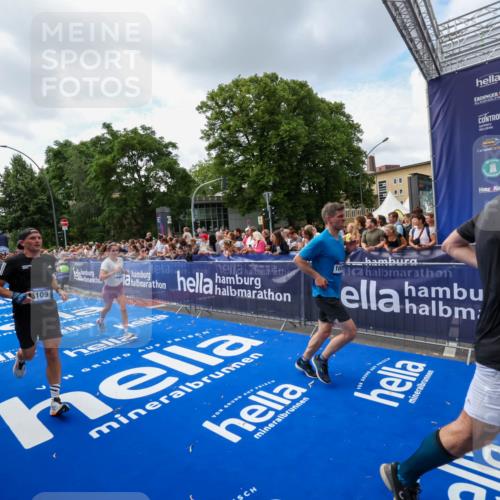 29.06.2025 - hella hamburg halbmarathon Zöllner http://msf.ph/oto/8408721 29.06.2025 10:43:25 Ziel 2653, 3109, 3124, 3146, 5506, 8664, 10099, 10237, 13348, 15921, 16720, 16997, 17391, 18274, 18942, 18987, 19009, 19051 meine-sportfotos.de