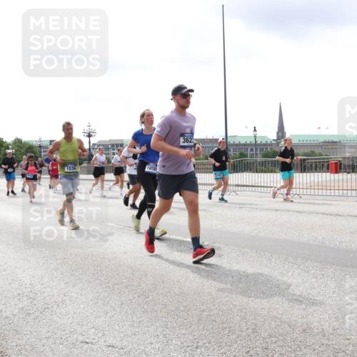 29.06.2025 - hella hamburg halbmarathon Lena Gebhardt http://msf.ph/oto/8408728 29.06.2025 10:41:34 Lombardsbrücke 1536, 1048, 10181, 3623, 6793, 1314, 1509, 1536, 1542, 1623, 1712, 1731, 2153, 2229, 2258, 2805, 3344, 3532, 3533, 3623, 4412, 4415, 4541, 4610, 4787, 5086, 5225, 5432, 5688, 5689, 5928, 5942, 6088, 6250, 6320, 6450, 6474, 6618, 6793, 6894, 7022, 7023, 7477, 7661, 7821, 7955, 7968, 8004, 8162, 8163, 8293, 8300, 8301, 8385, 8443, 8586, 8751, 8848, 8878, 8897, 8992, 9588, 9962, 10181, 10269, 10348, 10407, 10483, 10835, 11011, 11166 meine-sportfotos.de