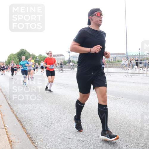 29.06.2025 - hella hamburg halbmarathon Lena Gebhardt http://msf.ph/oto/8408732 29.06.2025 10:50:45 Lombardsbrücke 8483, 1129, 1208, 1259, 1828, 1930, 2047, 2200, 2358, 2859, 3184, 3203, 3229, 3647, 3680, 3838, 3897, 4642, 4695, 4771, 4848, 4961, 5119, 5131, 5289, 6178, 7133, 7141, 7161, 7505, 7677, 7825, 7938, 8200, 8299, 8779, 8833, 8834, 8986, 9096, 9168, 9933, 10029, 10437, 10552, 10614, 10636, 10744, 11426, 11577, 11696, 12392, 12393, 13887, 14102, 14534, 14591, 14940, 15017, 15230, 15416 meine-sportfotos.de