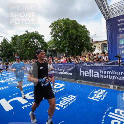29.06.2025 - hella hamburg halbmarathon Zöllner http://msf.ph/oto/8408733 29.06.2025 10:43:26 Ziel 2653, 3109, 3124, 3146, 3928, 5506, 8664, 10099, 10237, 13348, 15921, 16720, 17391, 18274, 18942, 18987, 19009, 19051 meine-sportfotos.de