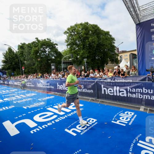 29.06.2025 - hella hamburg halbmarathon Zöllner http://msf.ph/oto/8408737 29.06.2025 10:18:16 Ziel 17786 meine-sportfotos.de