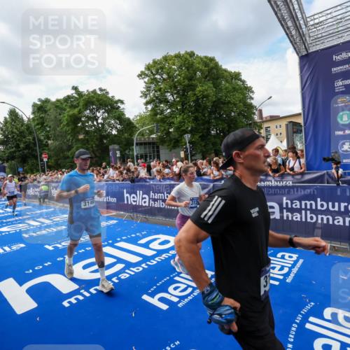 29.06.2025 - hella hamburg halbmarathon Zöllner http://msf.ph/oto/8408741 29.06.2025 10:43:26 Ziel 2653, 3109, 3124, 3146, 3928, 5506, 8664, 10099, 10237, 13348, 15921, 16720, 17391, 18274, 18942, 18987, 19009, 19051 meine-sportfotos.de