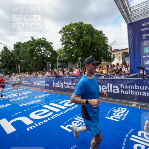 29.06.2025 - hella hamburg halbmarathon Zöllner http://msf.ph/oto/8408756 29.06.2025 10:43:27 Ziel 2653, 3109, 3124, 3146, 3928, 5506, 8664, 10237, 13348, 15921, 16720, 17391, 18274, 18942, 18987, 19009, 19051 meine-sportfotos.de