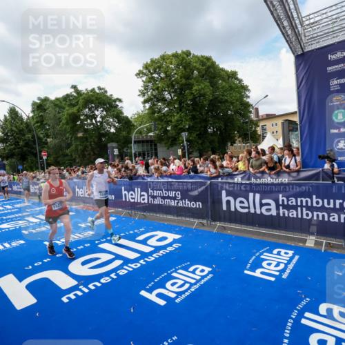 29.06.2025 - hella hamburg halbmarathon Zöllner http://msf.ph/oto/8408775 29.06.2025 10:43:28 Ziel 2653, 3146, 3928, 5436, 5506, 8664, 9931, 10237, 13348, 15921, 16720, 17391, 18274, 18942, 18987, 19009, 19051 meine-sportfotos.de