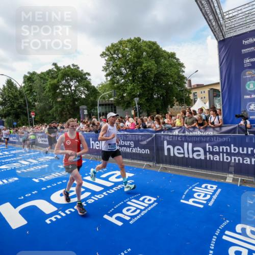 29.06.2025 - hella hamburg halbmarathon Zöllner http://msf.ph/oto/8408783 29.06.2025 10:43:28 Ziel 2653, 3146, 3928, 5436, 5506, 8664, 9931, 10237, 13348, 15921, 16720, 17391, 18274, 18942, 18987, 19009, 19051 meine-sportfotos.de