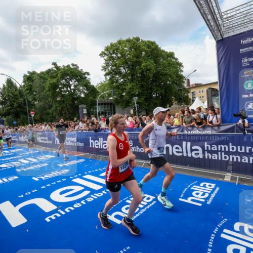 29.06.2025 - hella hamburg halbmarathon Zöllner http://msf.ph/oto/8408792 29.06.2025 10:43:28 Ziel 2653, 3146, 3928, 5436, 5506, 8664, 9931, 10237, 13348, 15921, 16720, 17391, 18274, 18942, 18987, 19009, 19051 meine-sportfotos.de