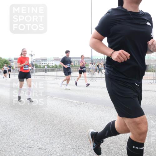 29.06.2025 - hella hamburg halbmarathon Lena Gebhardt http://msf.ph/oto/8408794 29.06.2025 10:50:45 Lombardsbrücke 7505, 18483, 1129, 1208, 1259, 1828, 1930, 2047, 2200, 2358, 2859, 3184, 3203, 3229, 3647, 3680, 3838, 3897, 4642, 4695, 4771, 4848, 4961, 5119, 5131, 5289, 6178, 7133, 7141, 7161, 7505, 7677, 7825, 7938, 8200, 8299, 8779, 8833, 8834, 8986, 9096, 9168, 9933, 10029, 10437, 10552, 10614, 10636, 10744, 11426, 11577, 11696, 12392, 12393, 13887, 14102, 14534, 14591, 14940, 15017, 15230, 15416 meine-sportfotos.de