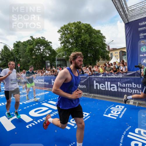 29.06.2025 - hella hamburg halbmarathon Zöllner http://msf.ph/oto/8408826 29.06.2025 10:43:30 Ziel 2653, 3928, 5124, 5436, 5506, 7635, 8664, 9931, 10237, 10246, 11648, 13348, 16338, 16720, 17391, 18513, 18810, 18942, 18987, 19009, 19051 meine-sportfotos.de