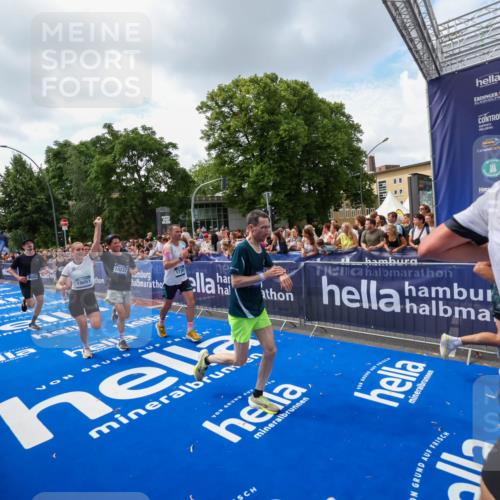 29.06.2025 - hella hamburg halbmarathon Zöllner http://msf.ph/oto/8408847 29.06.2025 10:43:31 Ziel 2653, 3928, 4080, 5124, 5436, 5506, 7635, 8664, 9931, 10237, 10246, 11648, 12623, 13348, 16338, 16720, 17391, 18513, 18810, 18942, 18987, 19009, 19051 meine-sportfotos.de