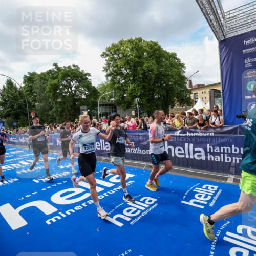29.06.2025 - hella hamburg halbmarathon Zöllner http://msf.ph/oto/8408854 29.06.2025 10:43:32 Ziel 2653, 3928, 4080, 5124, 5436, 5506, 7635, 8664, 9931, 10237, 10246, 11648, 12623, 14484, 16338, 17391, 18513, 18775, 18810, 18942, 19009, 19051, 19229 meine-sportfotos.de