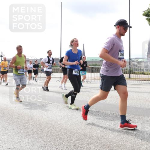 29.06.2025 - hella hamburg halbmarathon Lena Gebhardt http://msf.ph/oto/8408862 29.06.2025 10:41:35 Lombardsbrücke 4610, 1536, 3344, 10181, 6793, 362, 1314, 1509, 1536, 1542, 1623, 1712, 1731, 2153, 2229, 2258, 2805, 3344, 3532, 3533, 3623, 4412, 4415, 4541, 4610, 4787, 5225, 5432, 5688, 5689, 5928, 5942, 6088, 6250, 6320, 6450, 6474, 6618, 6793, 6894, 7022, 7023, 7477, 7661, 7821, 7955, 7968, 8004, 8162, 8163, 8293, 8300, 8301, 8385, 8443, 8586, 8751, 8848, 8878, 8897, 8992, 9467, 9588, 9962, 10181, 10348, 10407, 10483, 10835, 11011, 11166 meine-sportfotos.de
