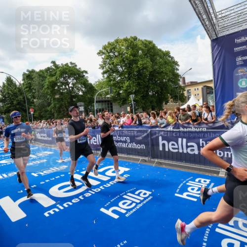 29.06.2025 - hella hamburg halbmarathon Zöllner http://msf.ph/oto/8408872 29.06.2025 10:43:33 Ziel 3928, 4080, 5124, 5436, 5506, 7635, 8664, 9931, 10237, 10246, 11648, 12623, 14484, 16338, 17391, 18513, 18775, 18810, 18942, 19051, 19229 meine-sportfotos.de