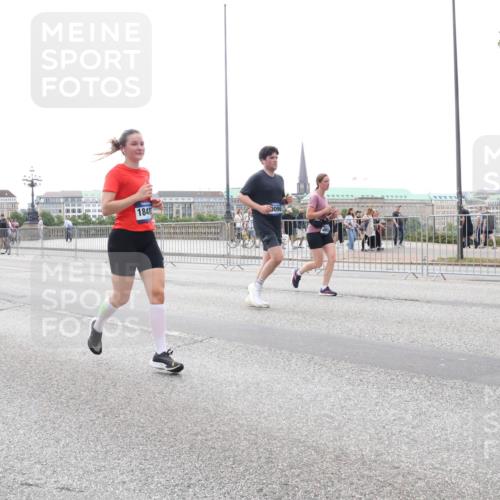 29.06.2025 - hella hamburg halbmarathon Lena Gebhardt http://msf.ph/oto/8408873 29.06.2025 10:50:46 Lombardsbrücke 7505, 1848, 096, 1129, 1208, 1259, 1828, 1930, 2047, 2200, 2358, 2859, 3184, 3203, 3229, 3647, 3680, 3838, 3897, 4642, 4695, 4771, 4848, 4961, 5119, 5131, 5286, 5289, 6178, 7133, 7141, 7161, 7505, 7677, 7825, 7938, 8200, 8299, 8779, 8833, 8834, 8986, 9096, 9168, 9933, 10029, 10437, 10552, 10614, 10636, 10744, 11052, 11577, 11696, 12392, 12393, 13887, 14102, 14534, 14591, 15017, 15230, 15416 meine-sportfotos.de