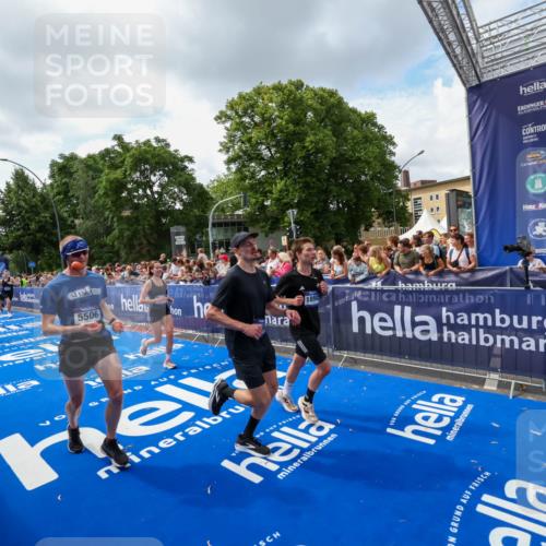 29.06.2025 - hella hamburg halbmarathon Zöllner http://msf.ph/oto/8408884 29.06.2025 10:43:33 Ziel 3928, 4080, 5124, 5436, 5506, 7635, 8664, 9931, 10237, 10246, 11648, 12623, 14484, 16338, 17391, 18513, 18775, 18810, 18942, 19051, 19229 meine-sportfotos.de