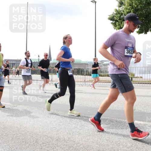 29.06.2025 - hella hamburg halbmarathon Lena Gebhardt http://msf.ph/oto/8408893 29.06.2025 10:41:35 Lombardsbrücke 16021, 1536, 3344, 10, 3623, 1314, 1509, 1536, 1542, 1623, 1712, 1731, 2153, 2229, 2258, 2805, 3344, 3532, 3533, 3623, 4412, 4415, 4541, 4610, 4787, 5225, 5432, 5688, 5689, 5928, 5942, 6088, 6250, 6320, 6450, 6474, 6618, 6793, 6894, 7022, 7023, 7477, 7661, 7821, 7955, 7968, 8004, 8162, 8163, 8293, 8300, 8301, 8385, 8443, 8586, 8751, 8848, 8878, 8897, 8992, 9467, 9588, 9962, 10181, 10348, 10407, 10483, 10835, 11011, 11166 meine-sportfotos.de