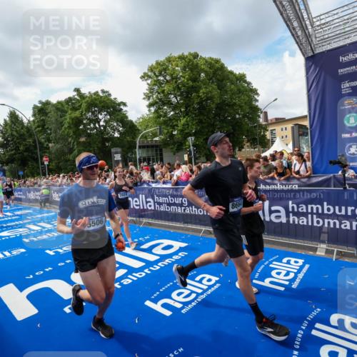 29.06.2025 - hella hamburg halbmarathon Zöllner http://msf.ph/oto/8408896 29.06.2025 10:43:33 Ziel 3928, 4080, 5124, 5436, 5506, 7635, 8664, 9931, 10237, 10246, 11648, 12623, 14484, 16338, 17391, 18513, 18775, 18810, 18942, 19051, 19229 meine-sportfotos.de