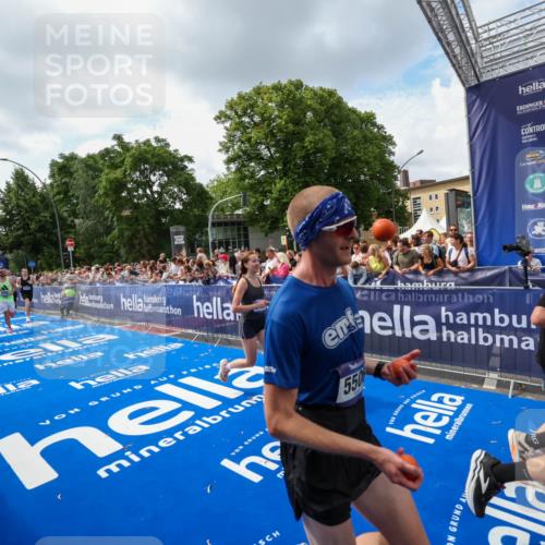 29.06.2025 - hella hamburg halbmarathon Zöllner http://msf.ph/oto/8408908 29.06.2025 10:43:34 Ziel 3928, 4080, 5124, 5436, 5506, 7635, 8664, 9931, 10246, 11648, 12623, 14484, 16338, 18513, 18775, 18810, 18942, 19229 meine-sportfotos.de