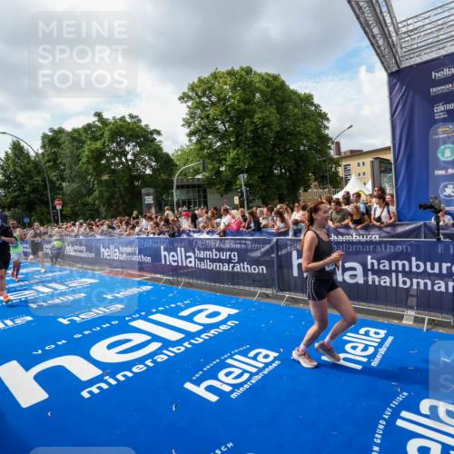 29.06.2025 - hella hamburg halbmarathon Zöllner http://msf.ph/oto/8408924 29.06.2025 10:43:34 Ziel 3928, 4080, 5124, 5436, 5506, 7635, 8664, 9931, 10246, 11648, 12623, 14484, 16338, 18513, 18775, 18810, 18942, 19229 meine-sportfotos.de