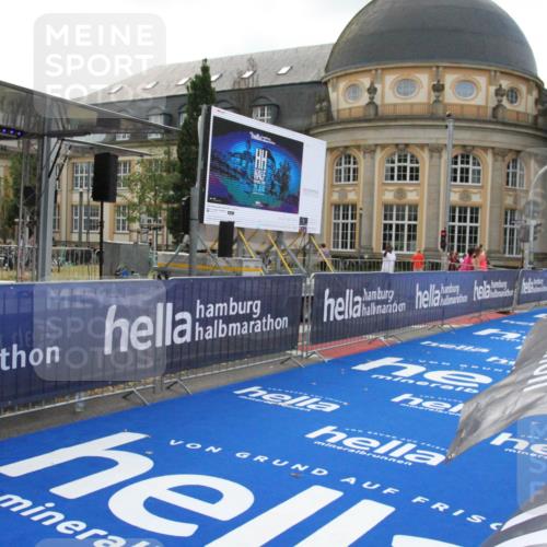 29.06.2025 - hella hamburg halbmarathon Michael Strokosch http://msf.ph/oto/8408926 29.06.2025 08:38:18 Ziel  meine-sportfotos.de