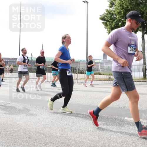 29.06.2025 - hella hamburg halbmarathon Lena Gebhardt http://msf.ph/oto/8408929 29.06.2025 10:41:35 Lombardsbrücke 11166, 16021, 1536, 6793, 10, 3623, 1314, 1509, 1536, 1542, 1623, 1712, 1731, 2153, 2229, 2258, 2805, 3344, 3532, 3533, 3623, 4412, 4415, 4541, 4610, 4787, 5225, 5432, 5688, 5689, 5928, 5942, 6088, 6250, 6320, 6450, 6474, 6618, 6793, 6894, 7022, 7023, 7477, 7661, 7821, 7955, 7968, 8004, 8162, 8163, 8293, 8300, 8301, 8385, 8443, 8586, 8751, 8848, 8878, 8897, 8992, 9467, 9588, 9962, 10181, 10348, 10407, 10483, 10835, 11011, 11166 meine-sportfotos.de